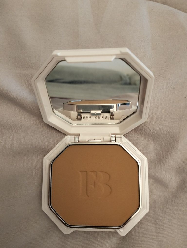 Base em pó compacto da fenty beauty