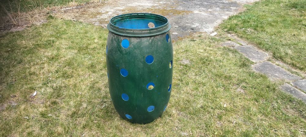 Beczka plastikowa z otworami 100L