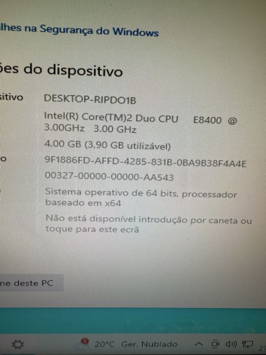 Computador com monitor e teclado e rato e colunas e com Windows 10
