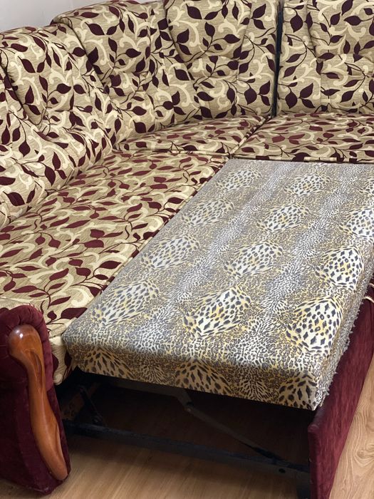 Диван мʼякий кутовий червоного кольору