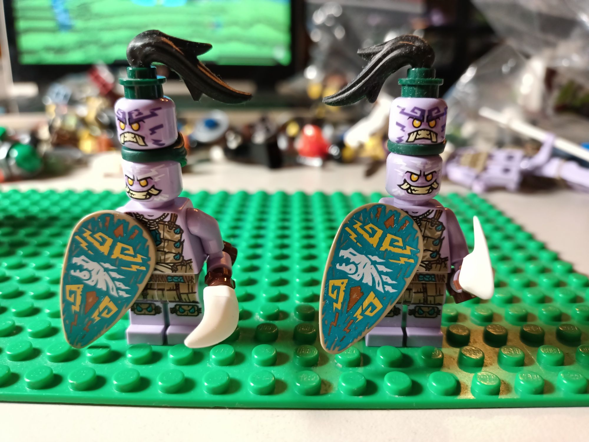 dwie figurki LEGO ninjago wyspiarze