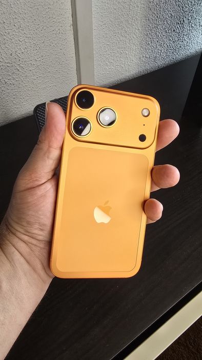 iPhone XR com chassi 17pro laranja