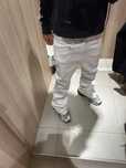 белые flared jeans