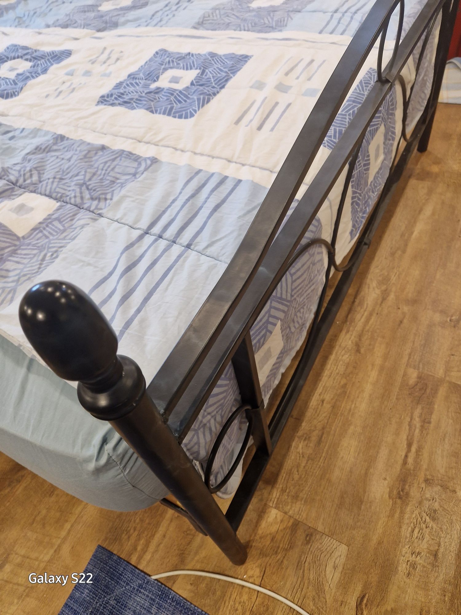 Cama de latão Azul Forte e 2 Mesas de cabeceira iguais à cama
