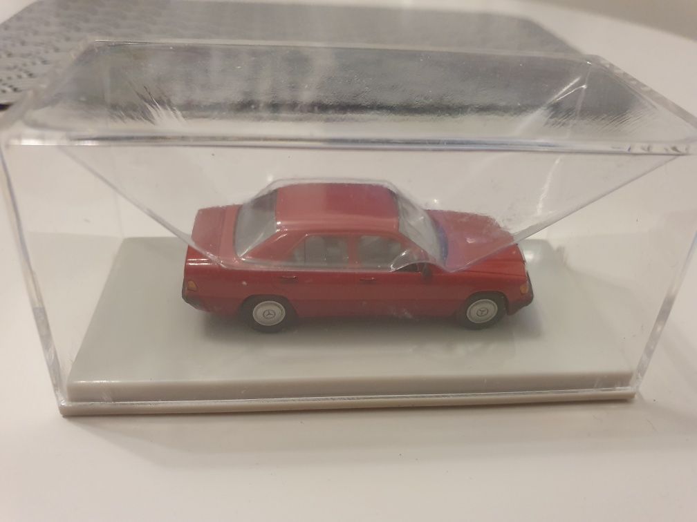 Model Mercedes 190 czerwony  190e 1:87 stramada brekina