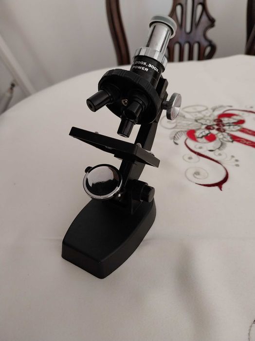 Microscópio decorativo em muito bom estado