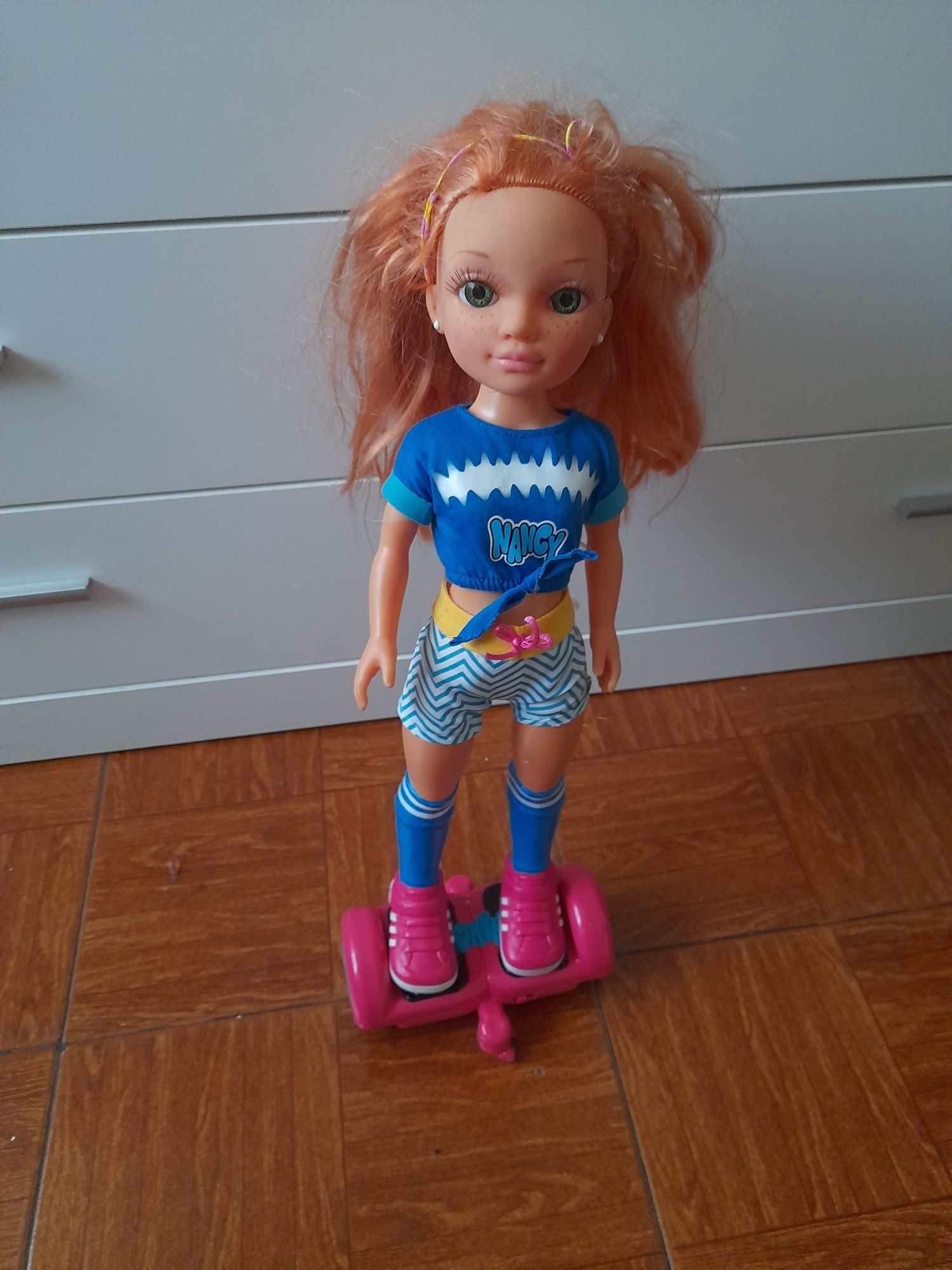 Boneca nancy com hoverboard