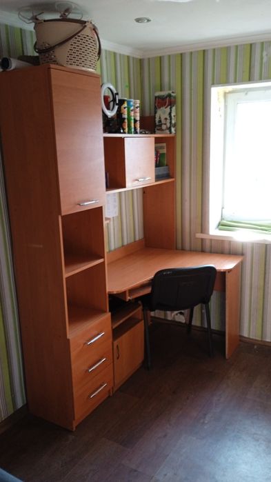 Продам письменный стол.