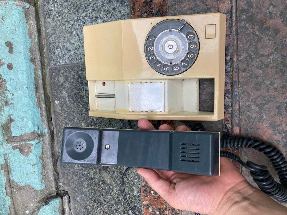 стаціонарний ретро телефон з ротаційним набором