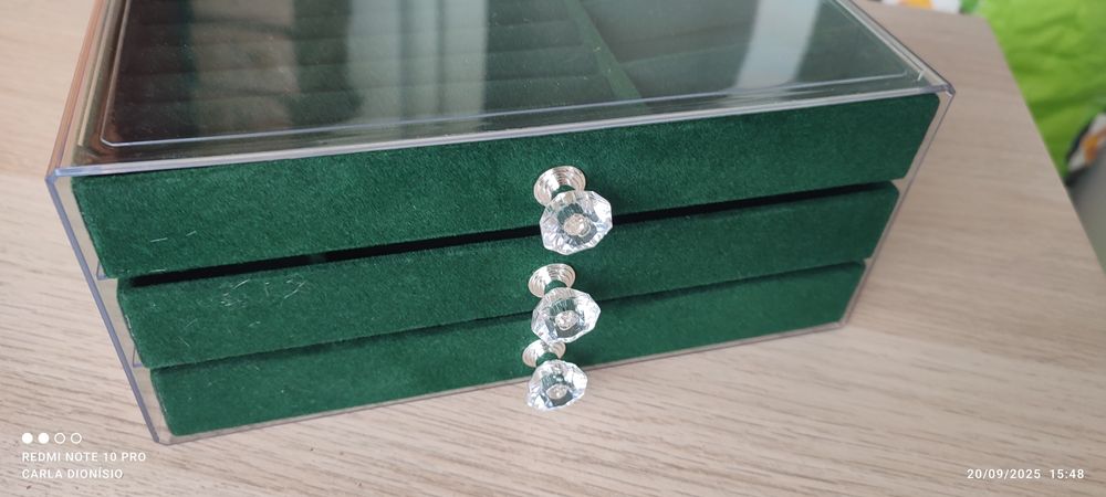 Caixa de veludo com caixa de acrílico com 3 gavetas