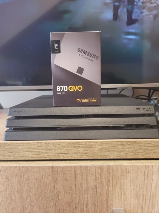 Konsola ps4 pro 1tb SSD + 3 pady + gry