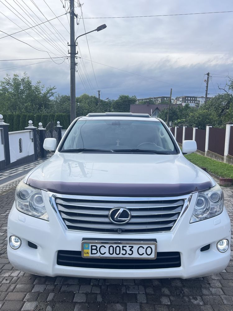 Автомобіль Лексус Лх 570
