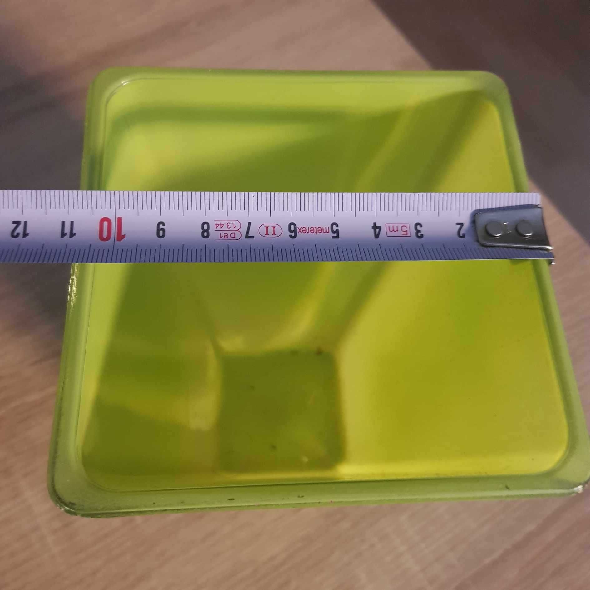 Wazon z zielonego szkła plus dekoracja