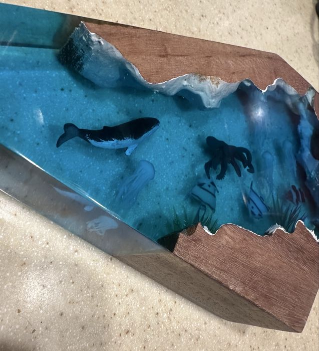 Декоративний світильник-діорама з епоксидної смоли та дерева.