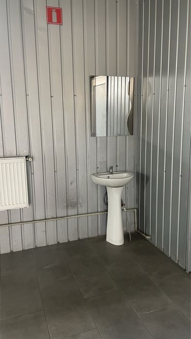 Бокс на два заїзди з ямою і підйомником.