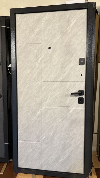 Вхідні вуличні двері