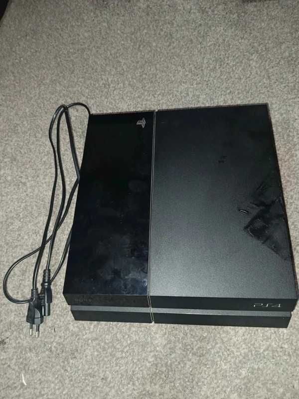 Konsola Playstation 4 w zestawie z padem i grami