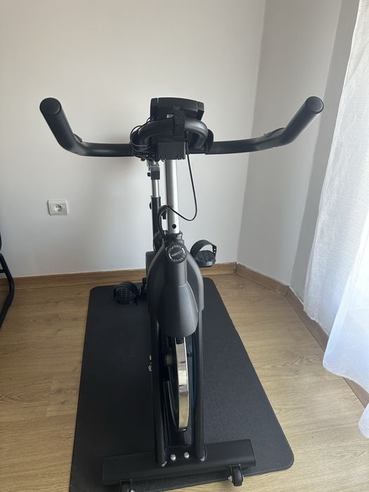 Bicicleta ciclo indoor com tapete