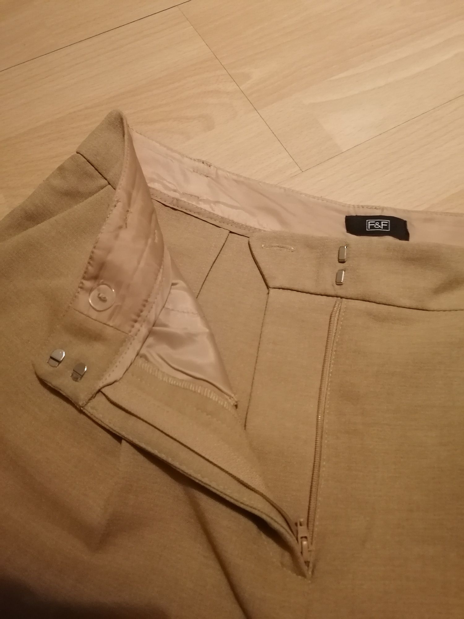Karmelowe beżowe eleganckie spodnie na kant F&F 38