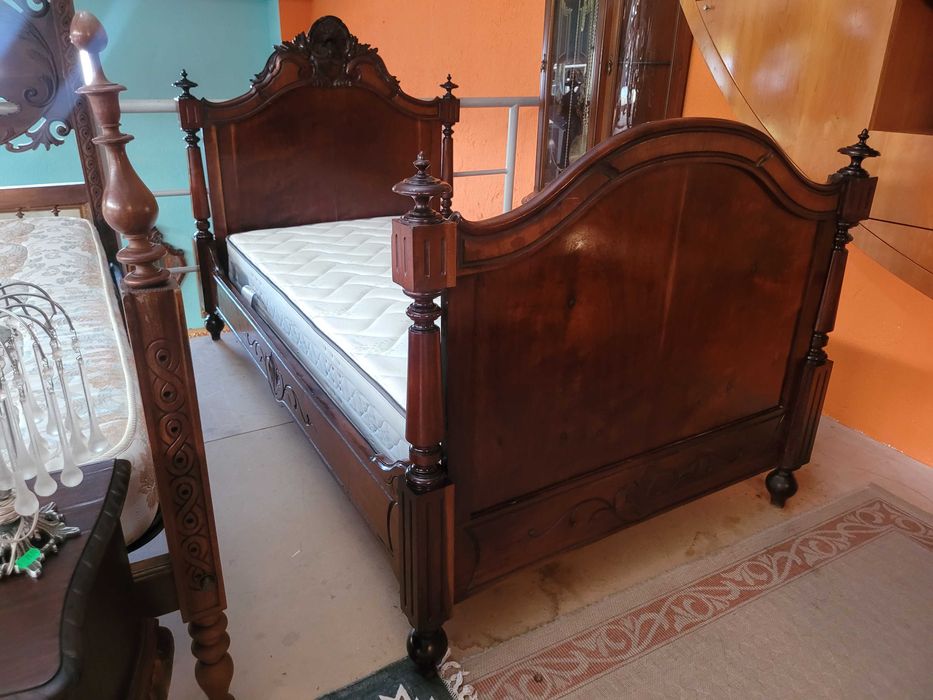 Cama muito antiga com estrado e colchão - Muito bom esta