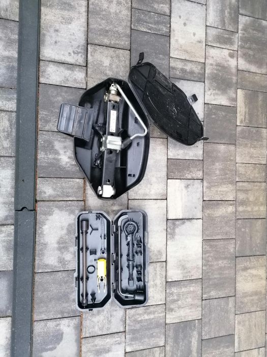 Sprzedam nowy lewarek i klucz do kół