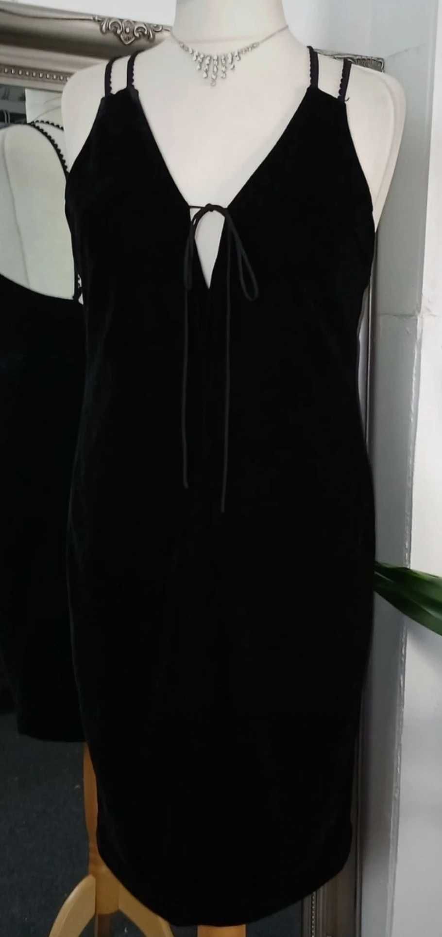 Czarna aksamitna sukienka typu vintage na ramiączkach