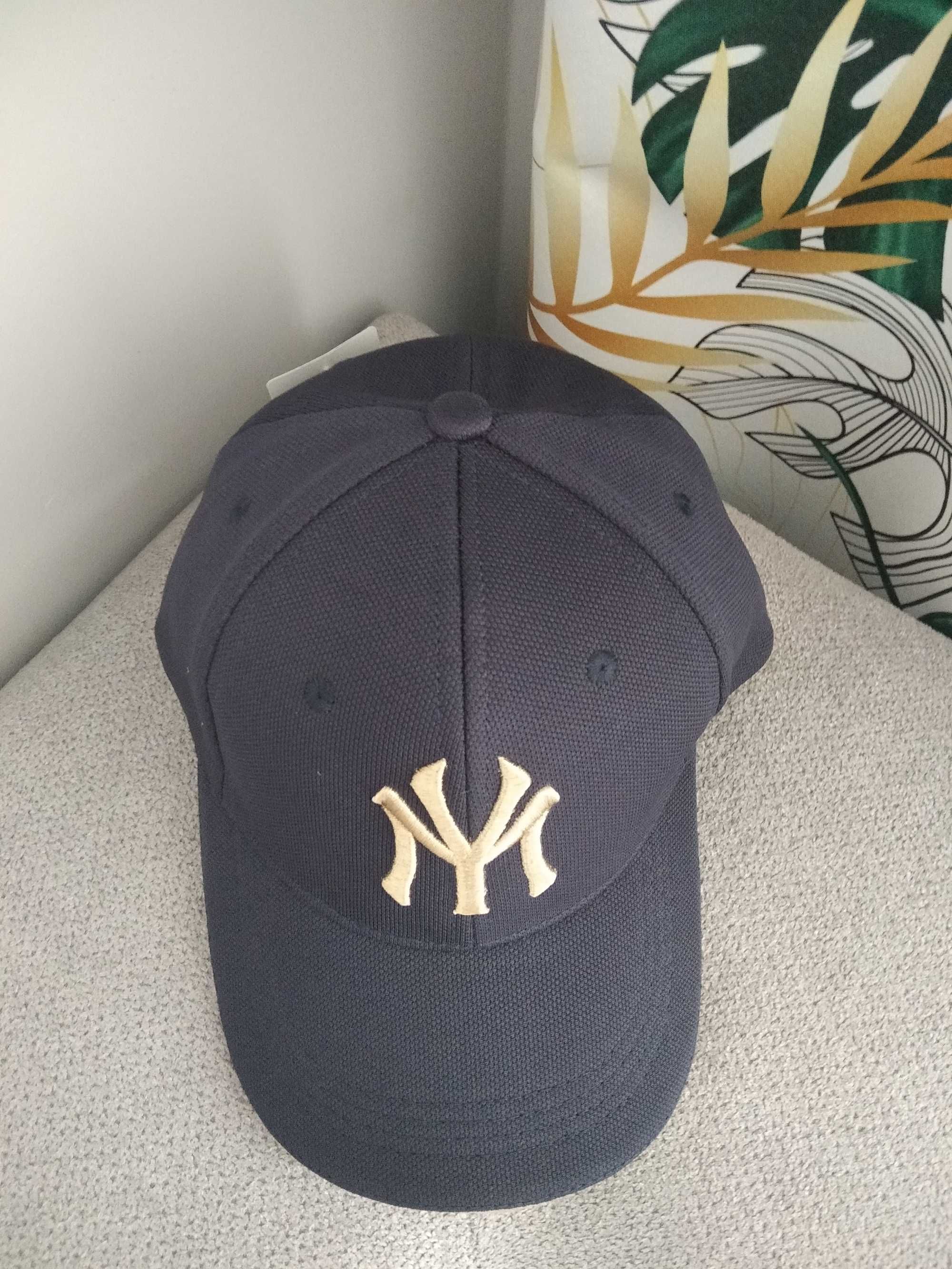 Czapka z daszkiem Nowa NYC New York Yankee granatowa ze złotym logo.