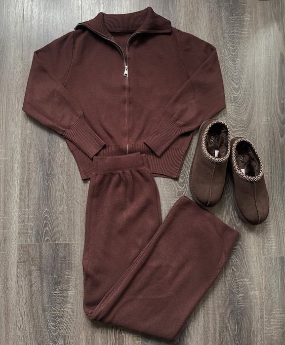 Трикотажний костюм в трендовому кольорі