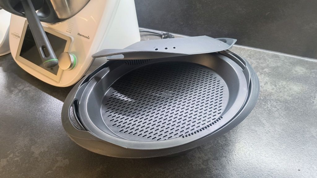 Thermomix tm6 z nowym naczyniem miksującym oraz nożami