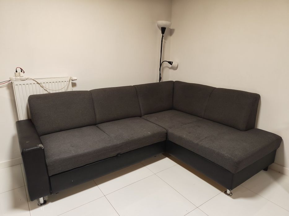 Wygodny ciemnoszary narożnik z funkcją spania