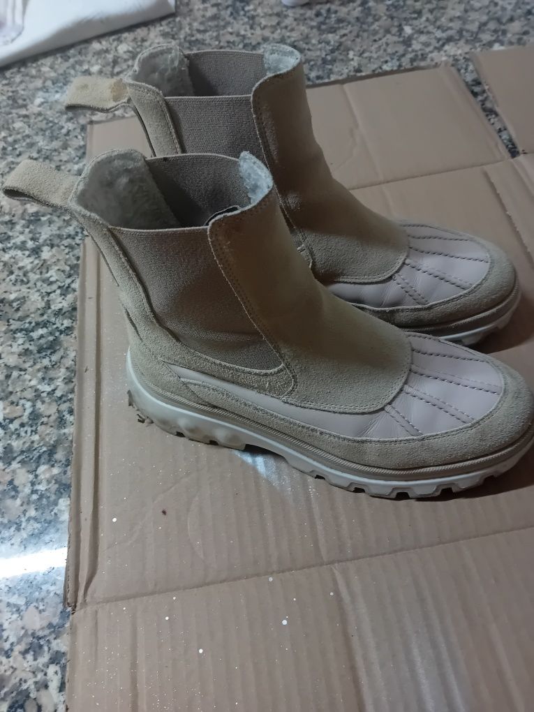 Botins beje em pele