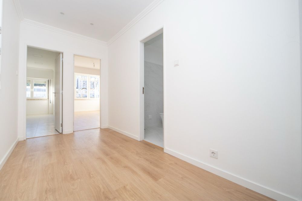 Quarto duplo (casal) em T2, sem moveis, em Queluz à 2 mins comboios