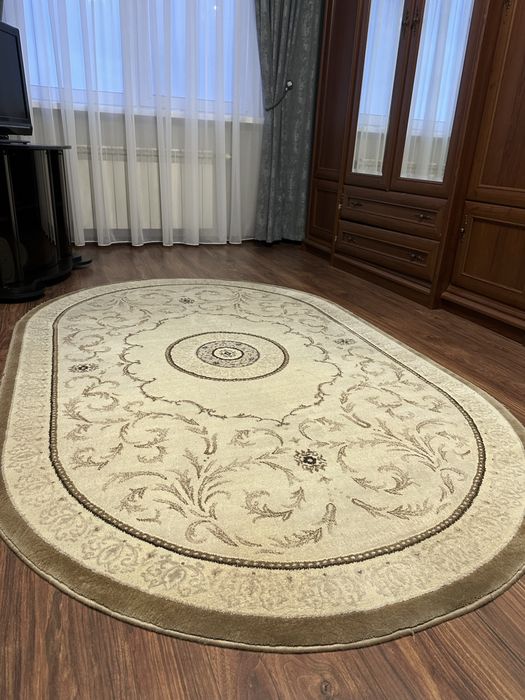 Килим молочного кольору