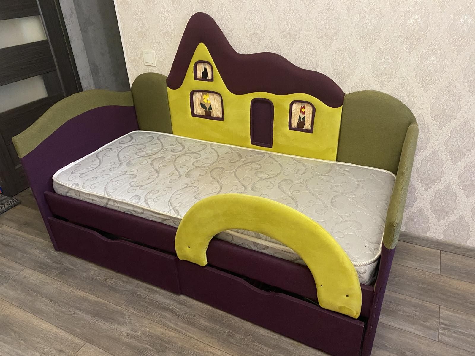 Дитяче темно - фіолетове ліжко з  матрацом