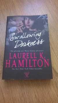 Swallowing darkness - Laurell K. Hamilton