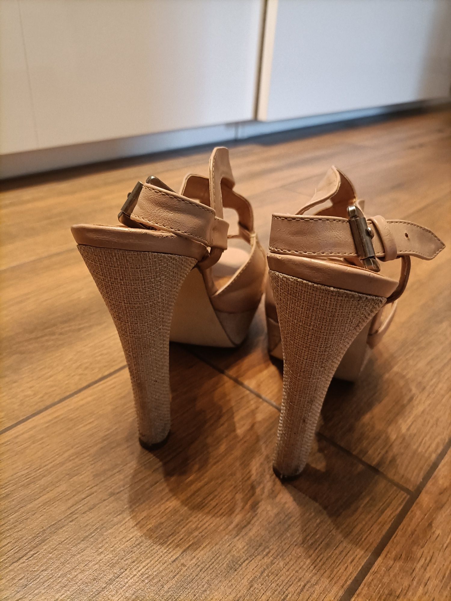 Szpilki na platformie Jennifer 39 beżowe