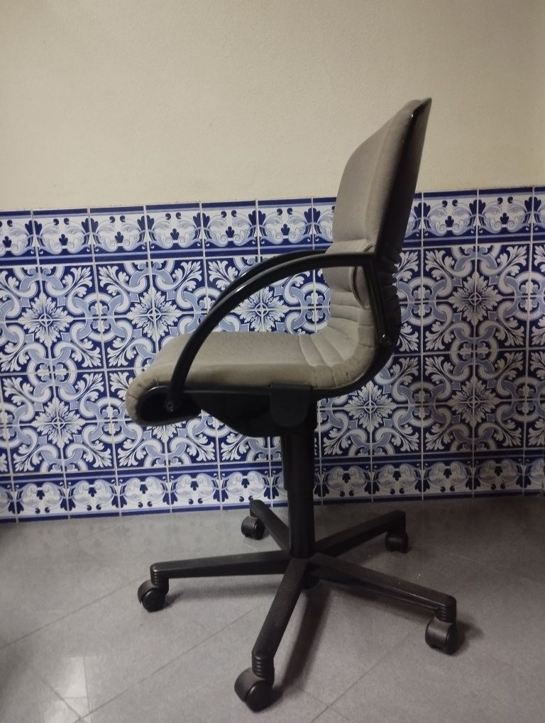 Cadeira de escritório cinza