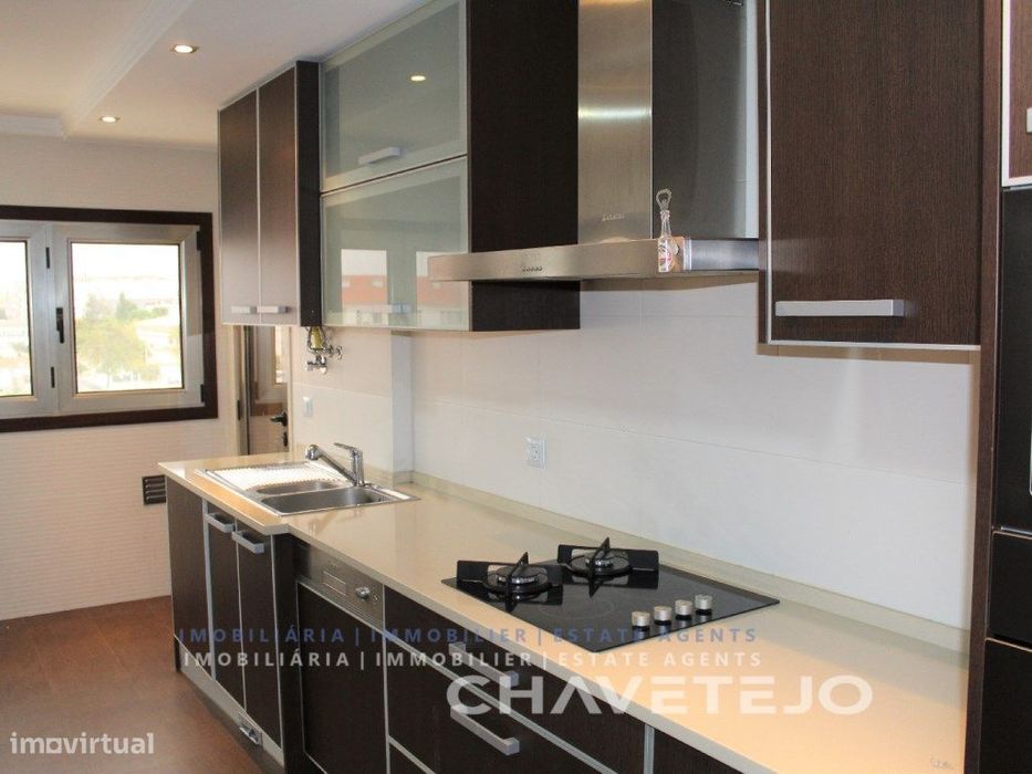 Apartamento T2 com garagem e estacionamento em Tomar.