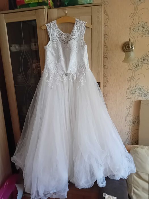 Suknia Slubna na ramiaczkach z broszka