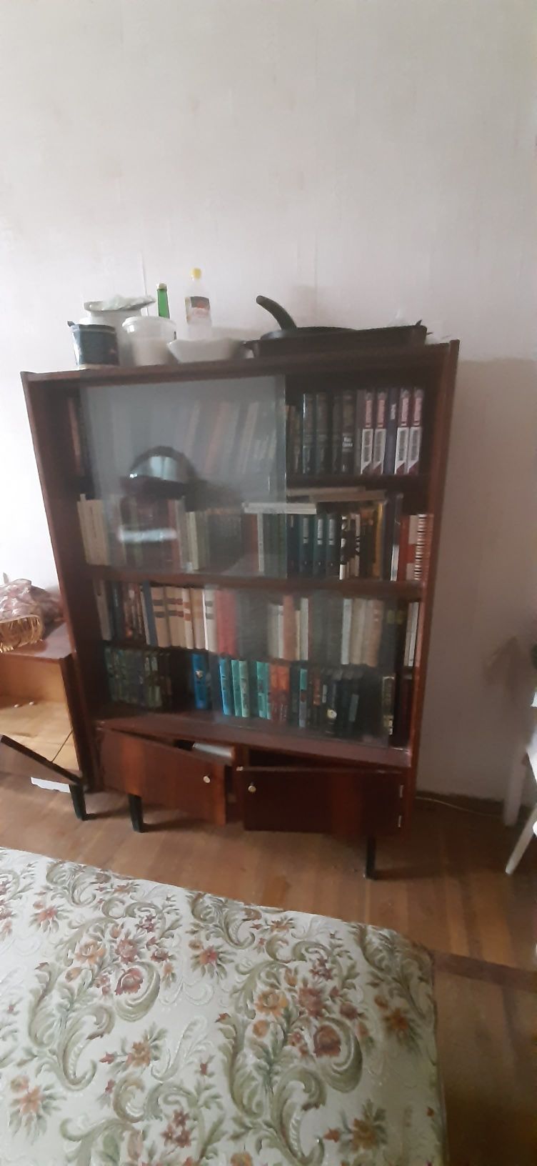 Продам мебель диван шкаф трюмо и так далее