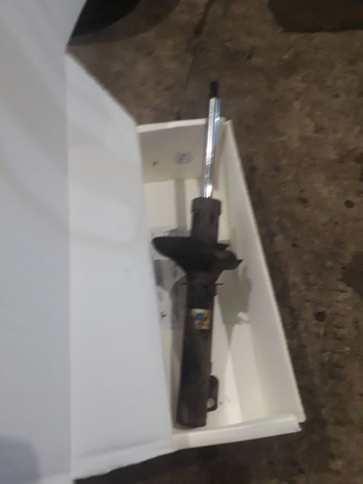 Стойки передні шкода октавія тур.