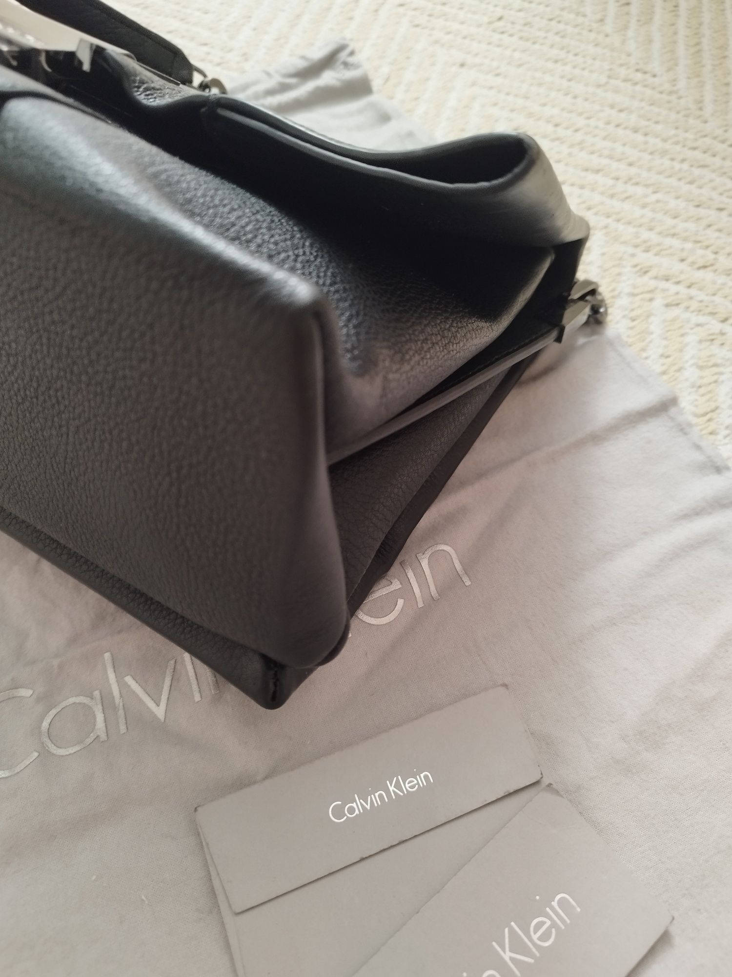 Mala Calvin Klein em pele