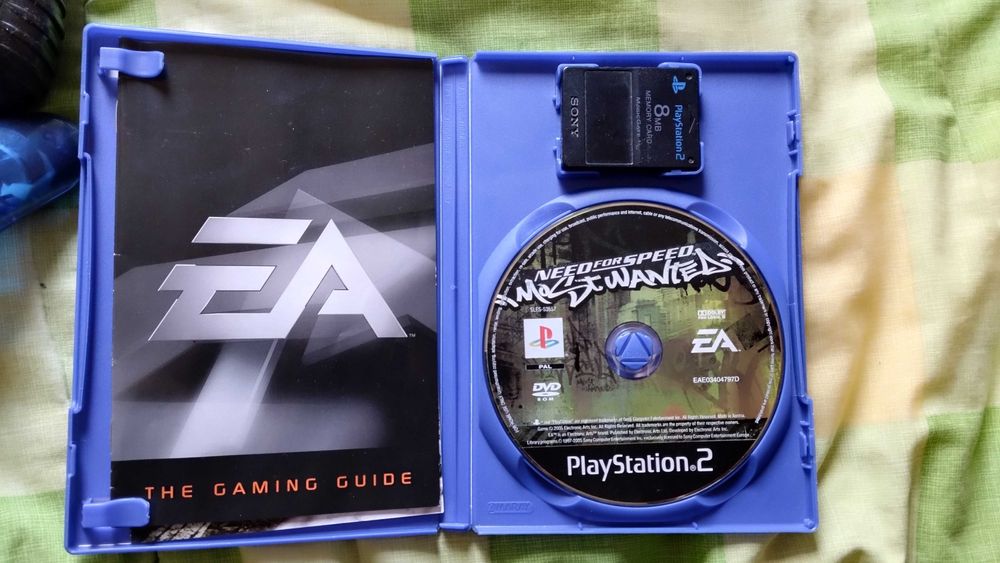 PlayStation 2 com dois jogos clássicos e dois comandos