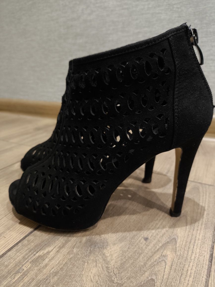 Buty ażurowe na obcasie