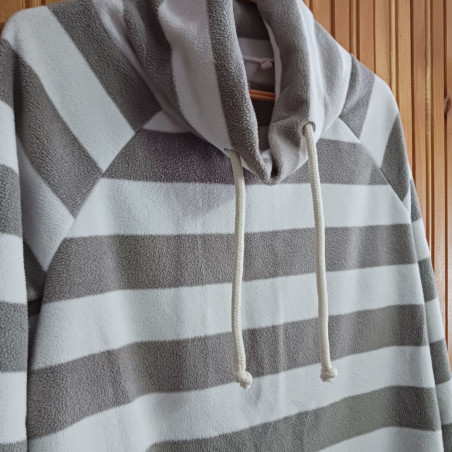Bluza , ciepła. Zakładana przez głowę