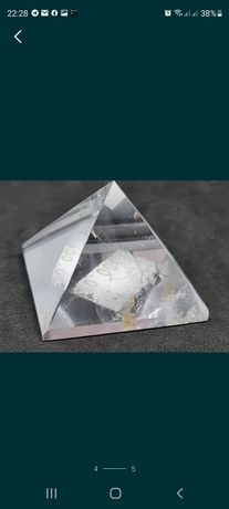 Pirâmides terapêuticas em Cristal Hielino