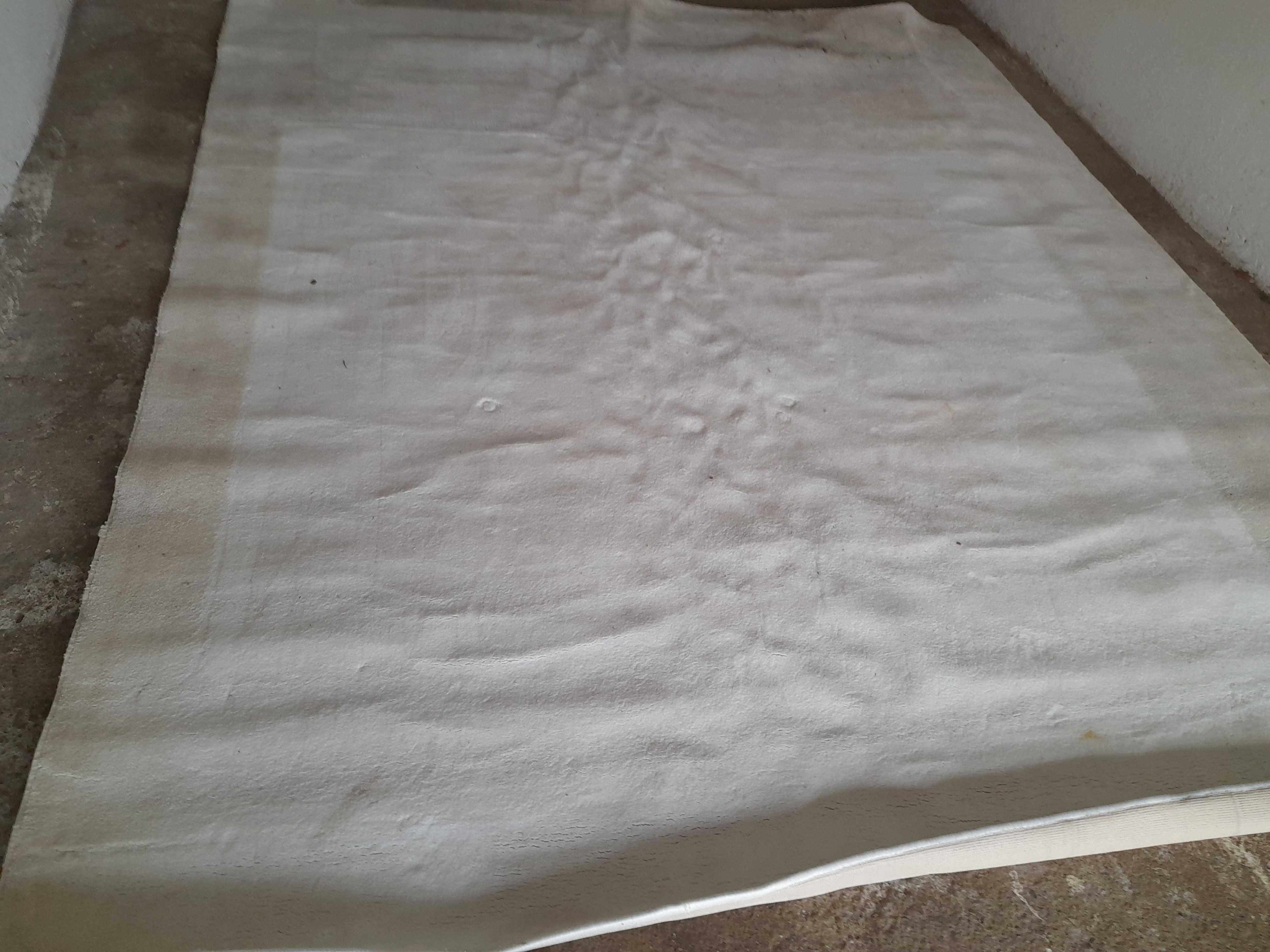 dywan biały dość duży