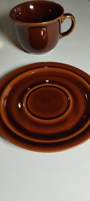 Filiżanki i spodki, brązowy porcelit, PRUSZKÓW