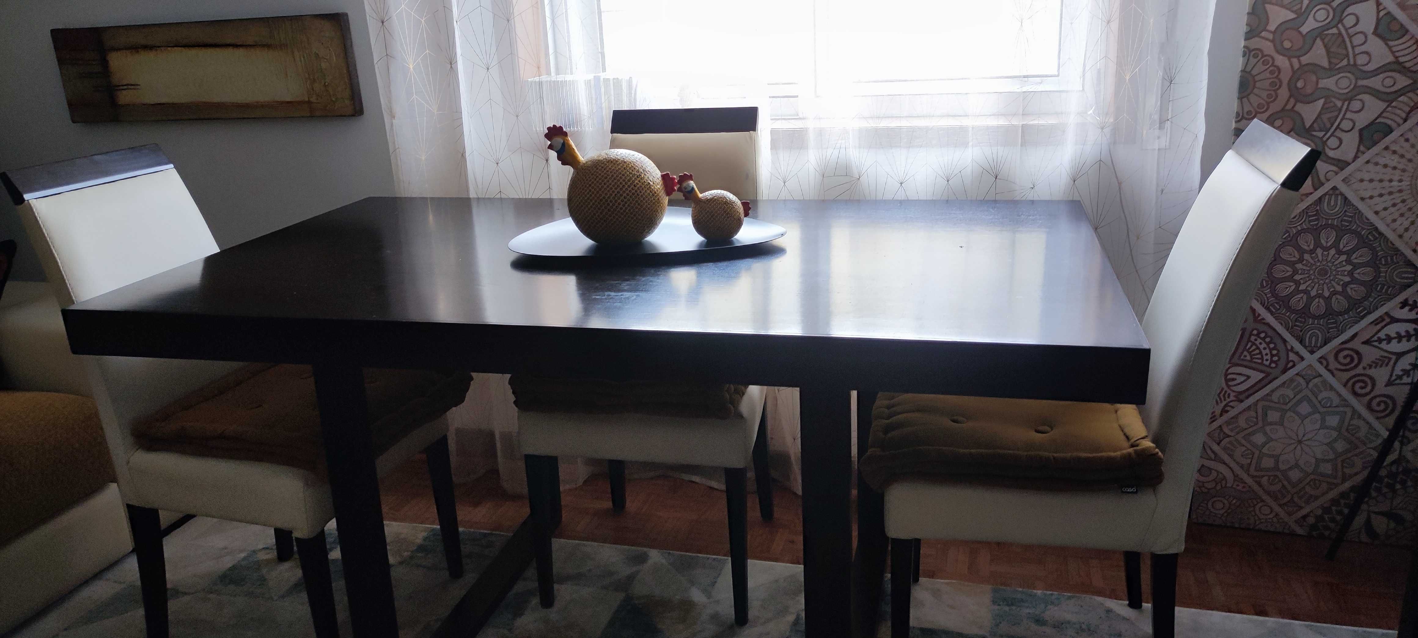 Mesa em carvalho escuro (wengé) com 4 cadeiras almofadadas