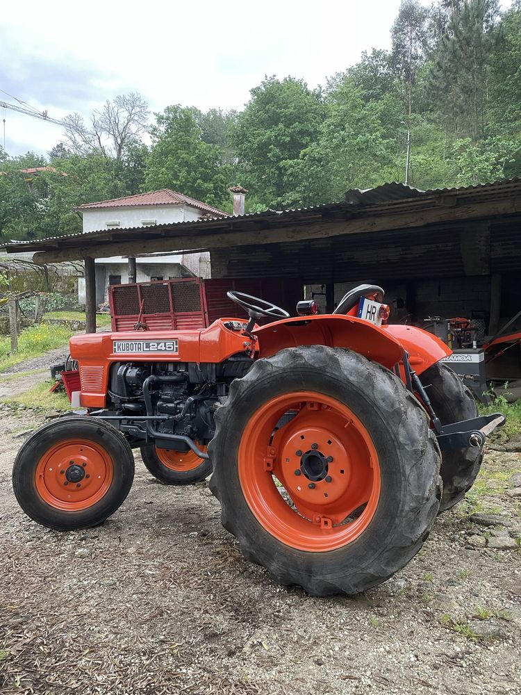Kubota 245 com alfaias